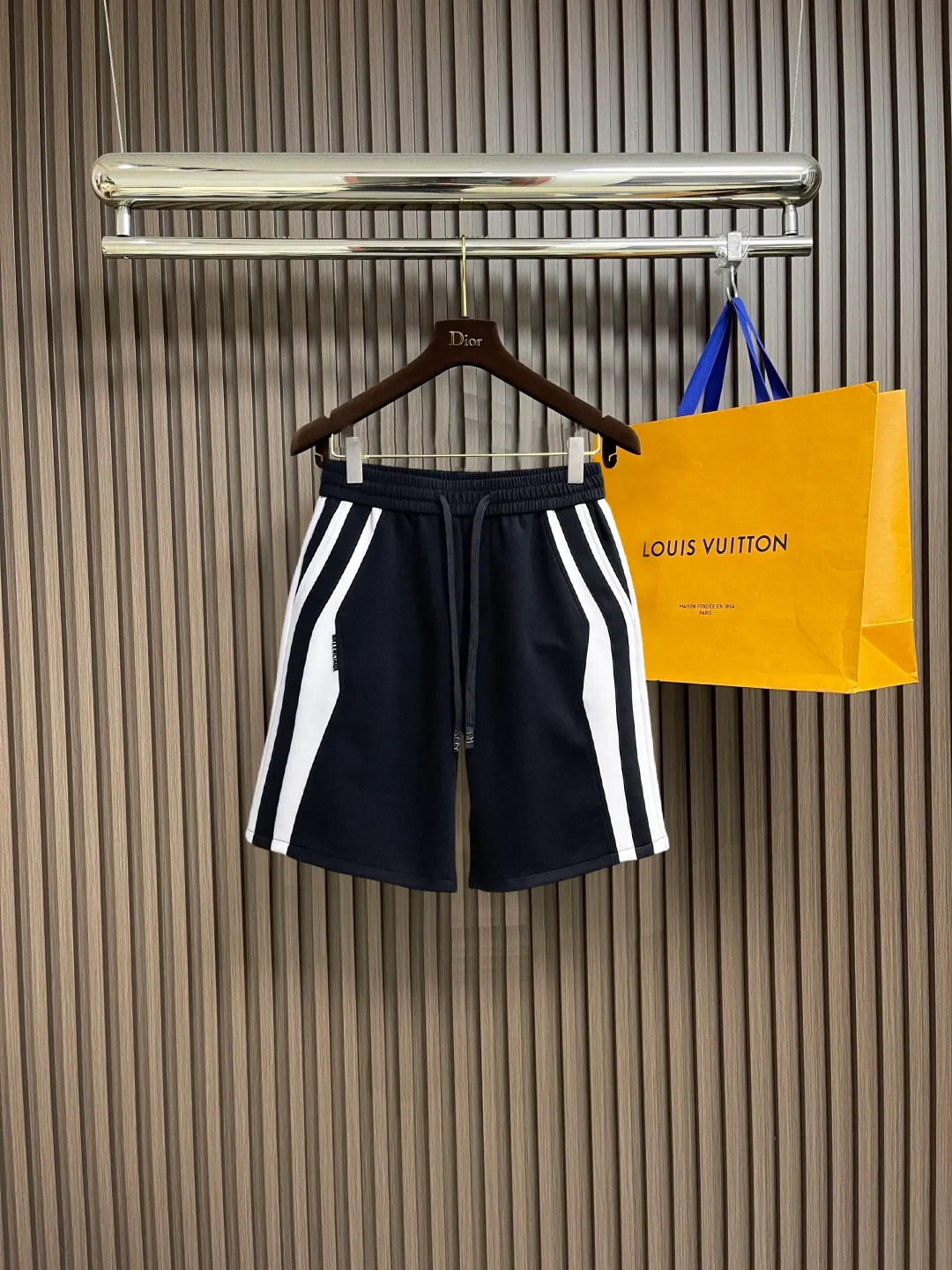 Balenciaga's three-standard complete 2026 summer New Arrival men's casual shorts, advanced custom-made Breathable fabric, Breathable fabric, extremely stretchy and comfortable, impeccable details, top-grade accessories, original logo design concept, delicate and soft feel! The upper body fit is awesome! Size: M-XXXL Please state your height and weight when ordering